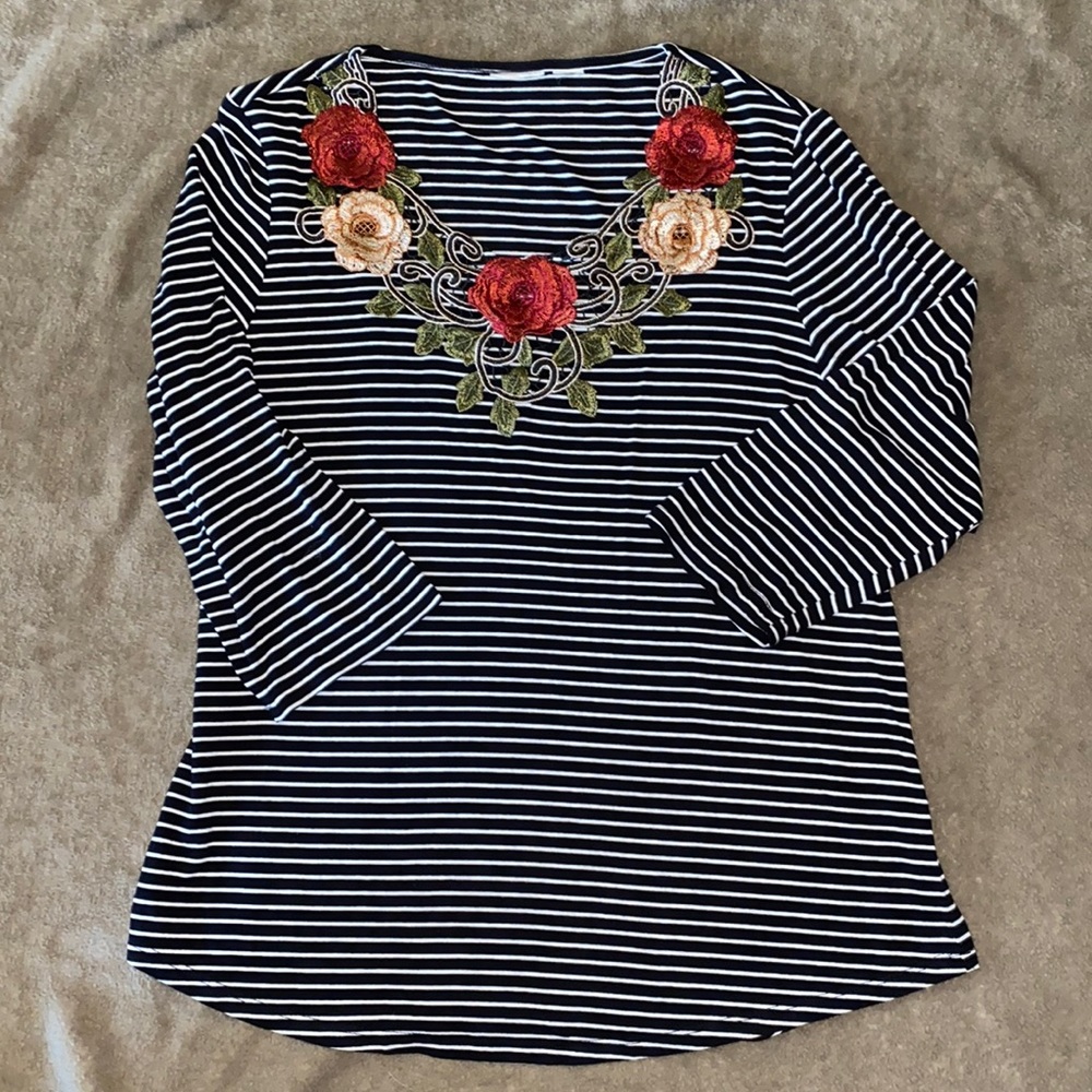 ♥️Floral appliqué neckline striped 3/4 sleeve top